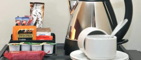 Ein Tablett mit Twinings English Tee, Twinings Teebeuteln, Twinings Teecreme sowie einer weißen Tasse und einem Untertasse.