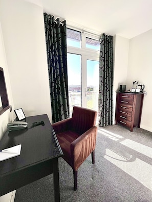 1 bedroom, Egyptian cotton sheets, premium bedding, desk