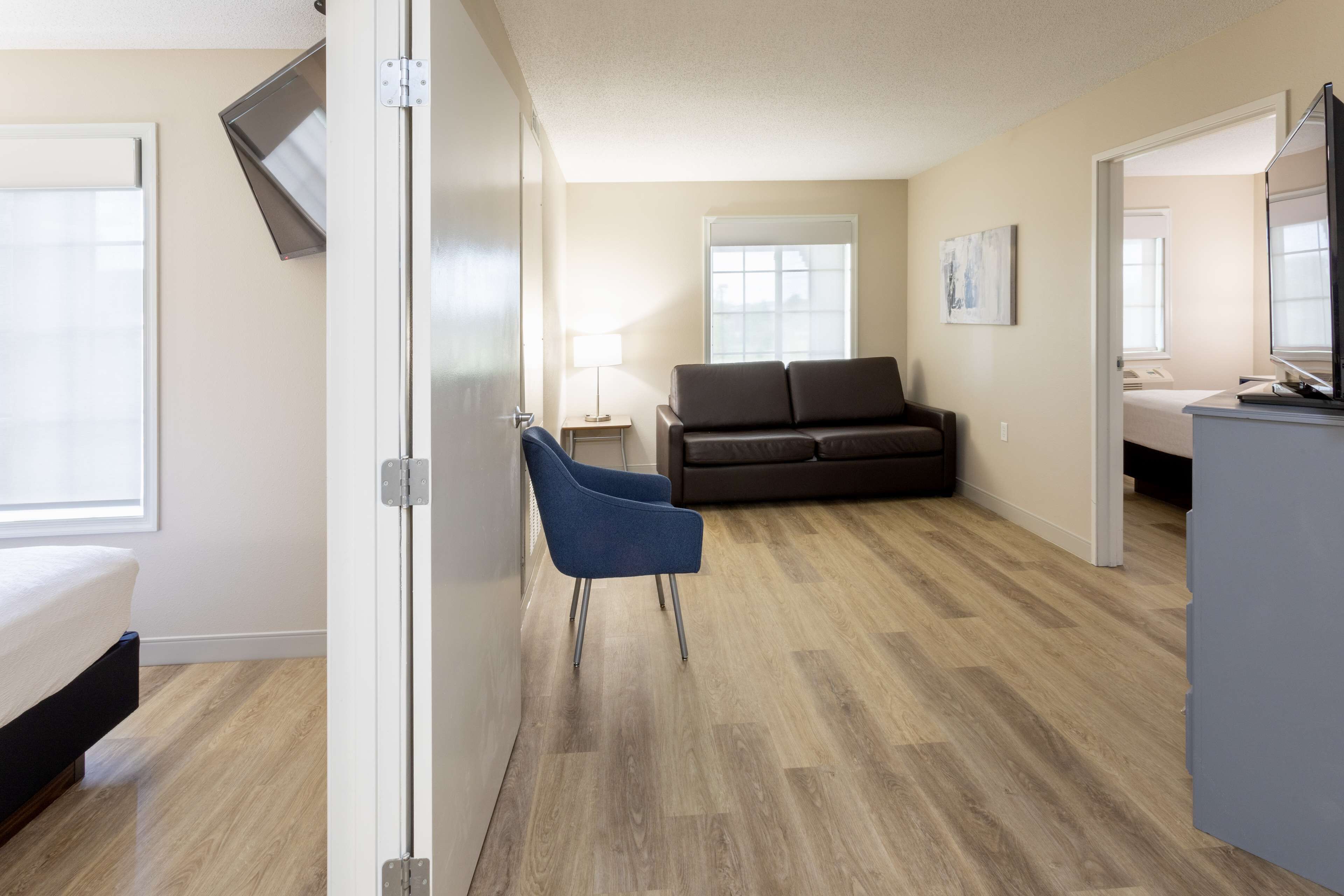 1 bedroom, down duvets, pillow-top beds, in-room safe