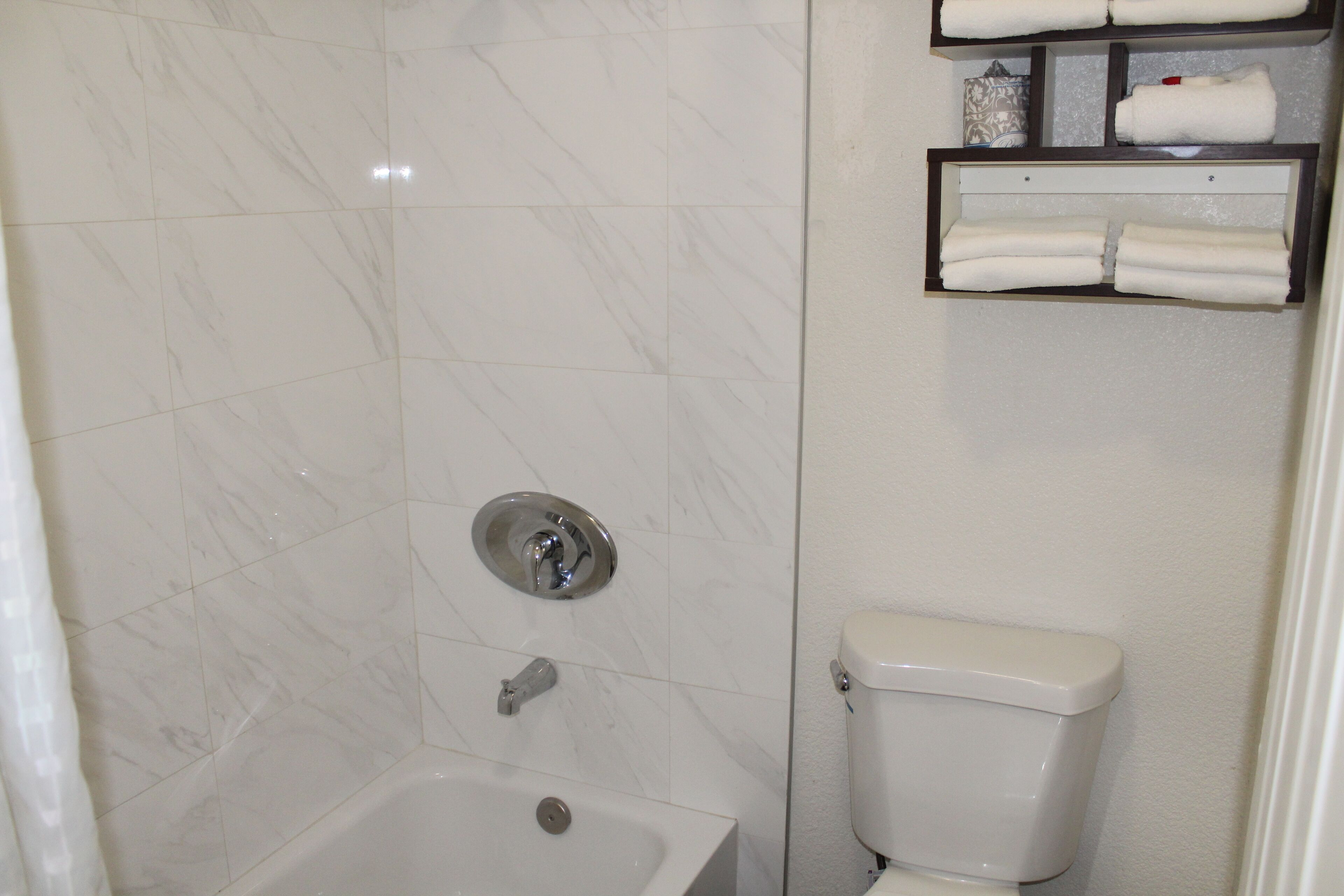 Combined shower/bathtub, free toiletries, hair dryer, towels