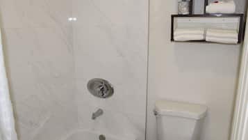 Combined shower/bathtub, free toiletries, hair dryer, towels