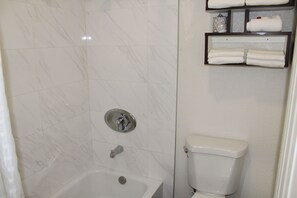 Combined shower/tub, free toiletries, hair dryer, towels - Howard Johnson Suites by Wyndham San Diego Chula Vista/BayFt (Chula Vista)