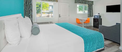 Studio Suite, 1 Katil Raja (King) dengan Katil Sofa, Accessible, Non Smoking (Mobility Accessible) | Tilam berlapik, meja, langsir/tirai gelap terus