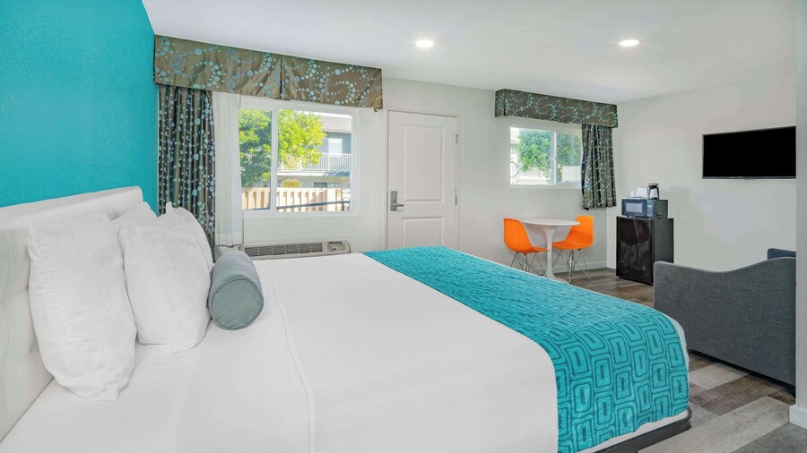 Howard Johnson Suites by Wyndham San Diego Chula Vista/BayFt