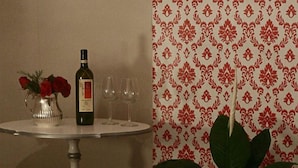 Een minibar, een kluis op de kamer, babybedden, een wekker