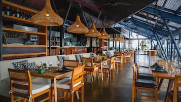 2 restaurants; breakfast, lunch and dinner served