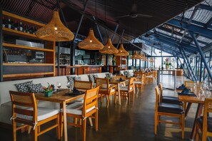 2 nhà hàng; phục vụ bữa sáng, bữa trưa và bữa tối