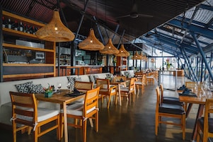 2 restaurantes; se sirve desayuno, almuerzo y cena