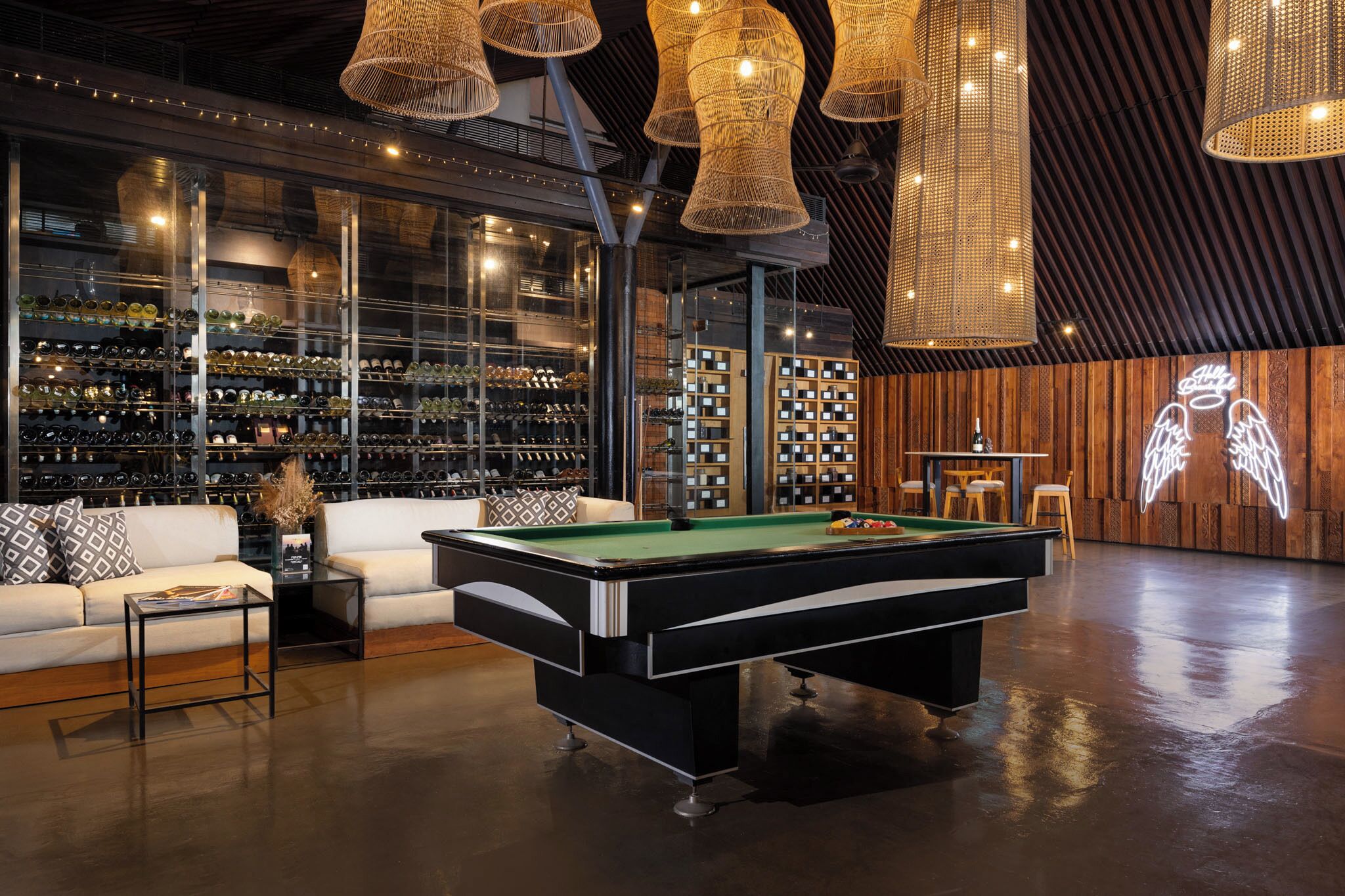 2 restaurants, breakfast, lunch, dinner served; international cuisine