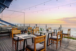 2 restaurants, breakfast, lunch, dinner served; international cuisine
