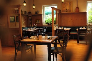 2 restaurants servant le petit déjeuner, spécialités Cuisine allemande