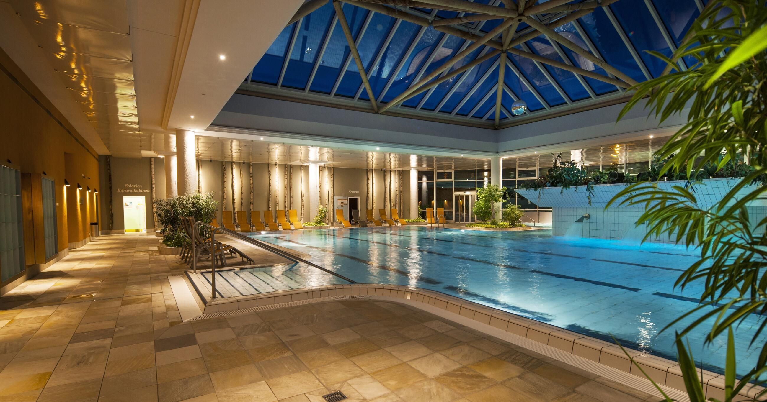 Piscine couverte, piscine extérieure, chaises longues