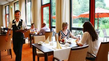 2 ravintolaa, joissa tarjoillaan aamiainen; saksalainen keittiö