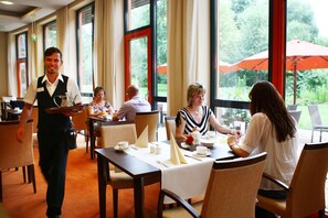 2 restaurantes; se sirve desayuno, almuerzo y cena; cocina alemana