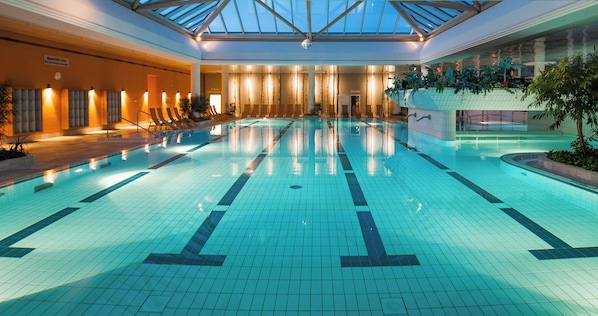 Piscine couverte, piscine extérieure, chaises longues