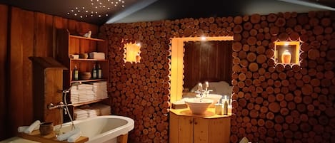 Sauna, steam room, body treatments, facials, 4 treatment rooms, massages