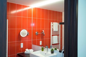 Double Room | Bathroom | Free toiletries, hair dryer, bathrobes, towels - Heide Spa Hotel & Resort (Bad Dueben)