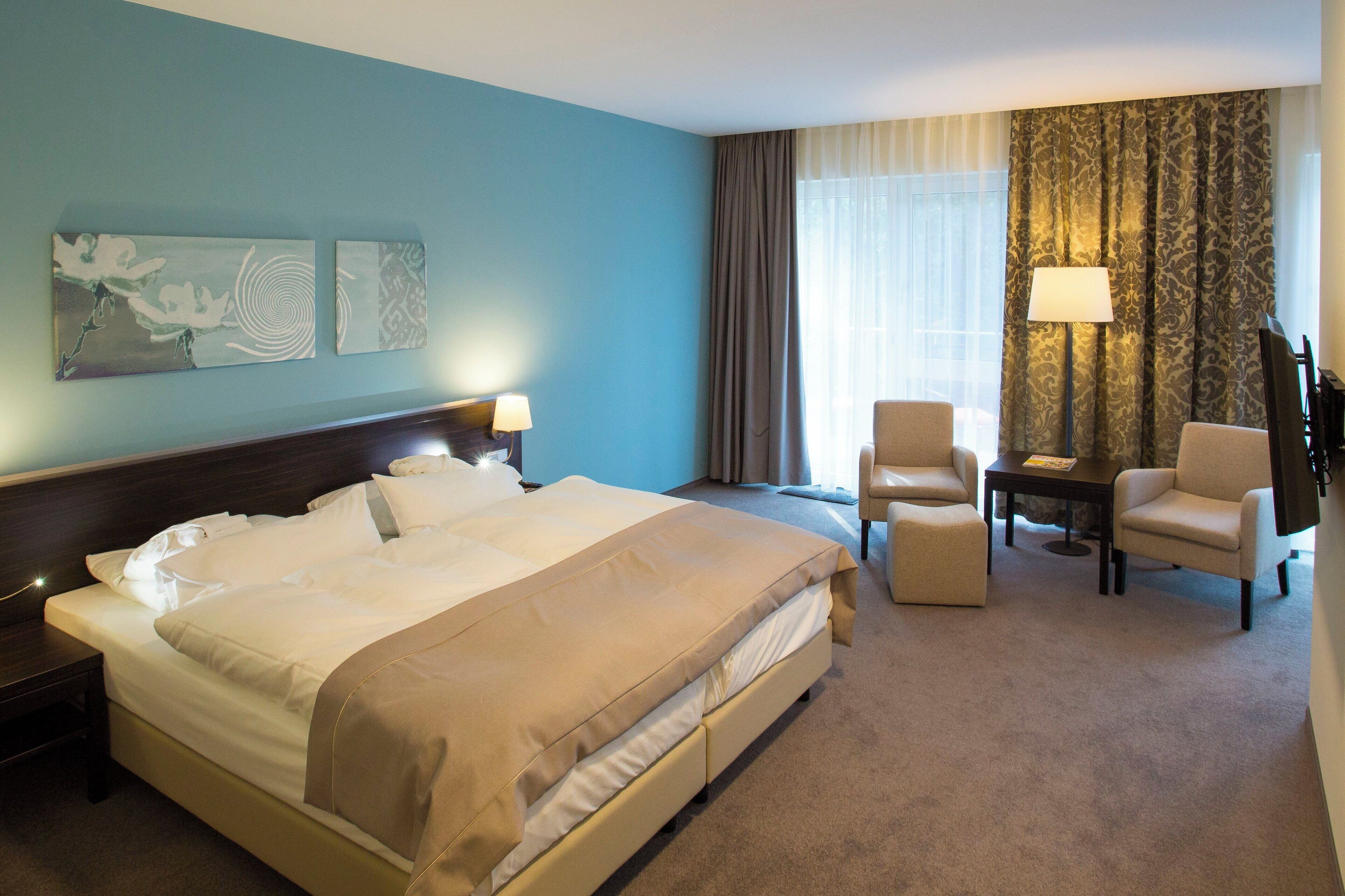 junior suite, non smoking | 1 bedroom, minibar, in-room safe, desk