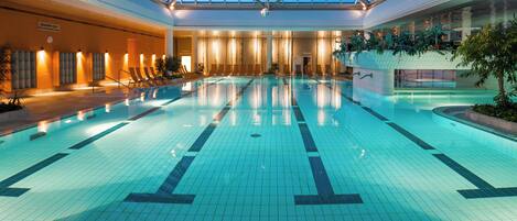 Piscine intérieure, piscine extérieure, 10 h à  22 h, chaises longues