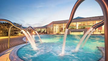 Innenpool, Außenpool, geöffnet von 10:00 Uhr bis 22:00 Uhr, Liegestühle