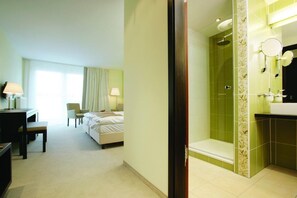 1 quarto, frigobar, cofres nos quartos, escrivaninha