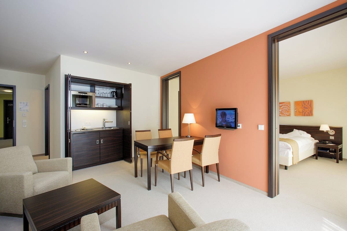 Suite Confort, para no fumadores | 1 habitación, minibar, caja de seguridad en la habitación y escritorio