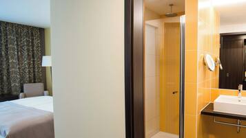 Comfort Double Room, Balcony | Bathroom | Free toiletries, hair dryer, bathrobes, towels