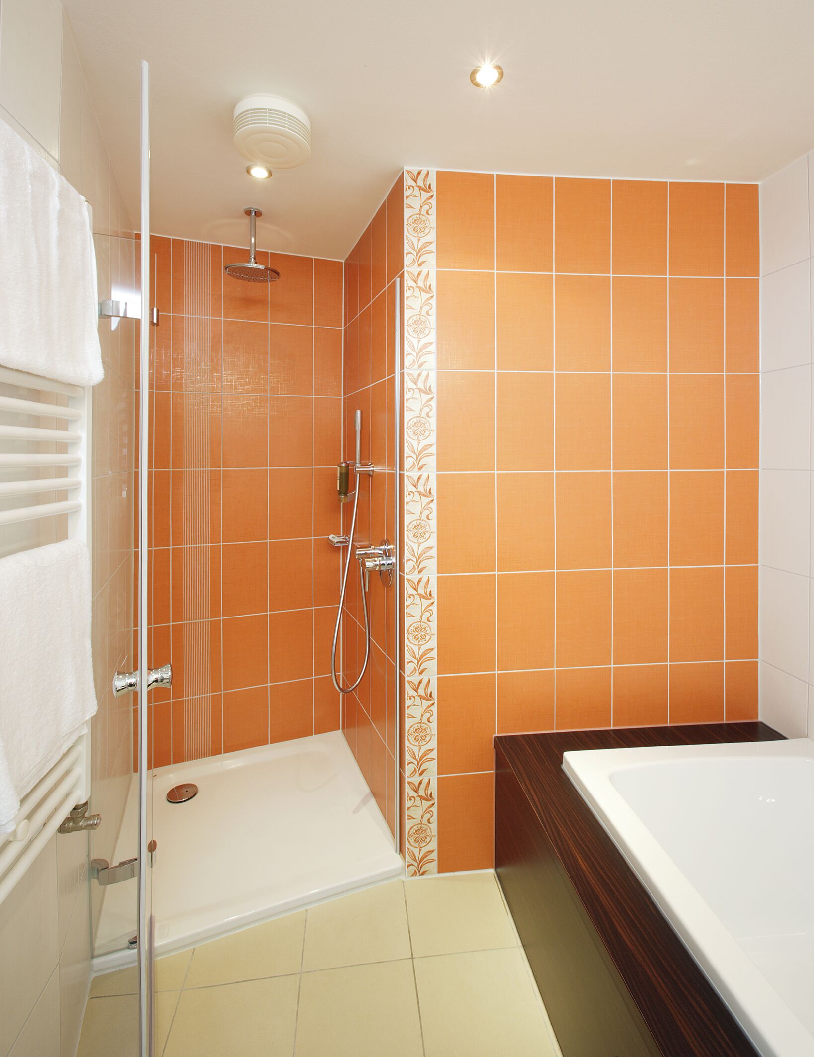 Une salle de bain avec une douche, une baignoire et des toilettes.