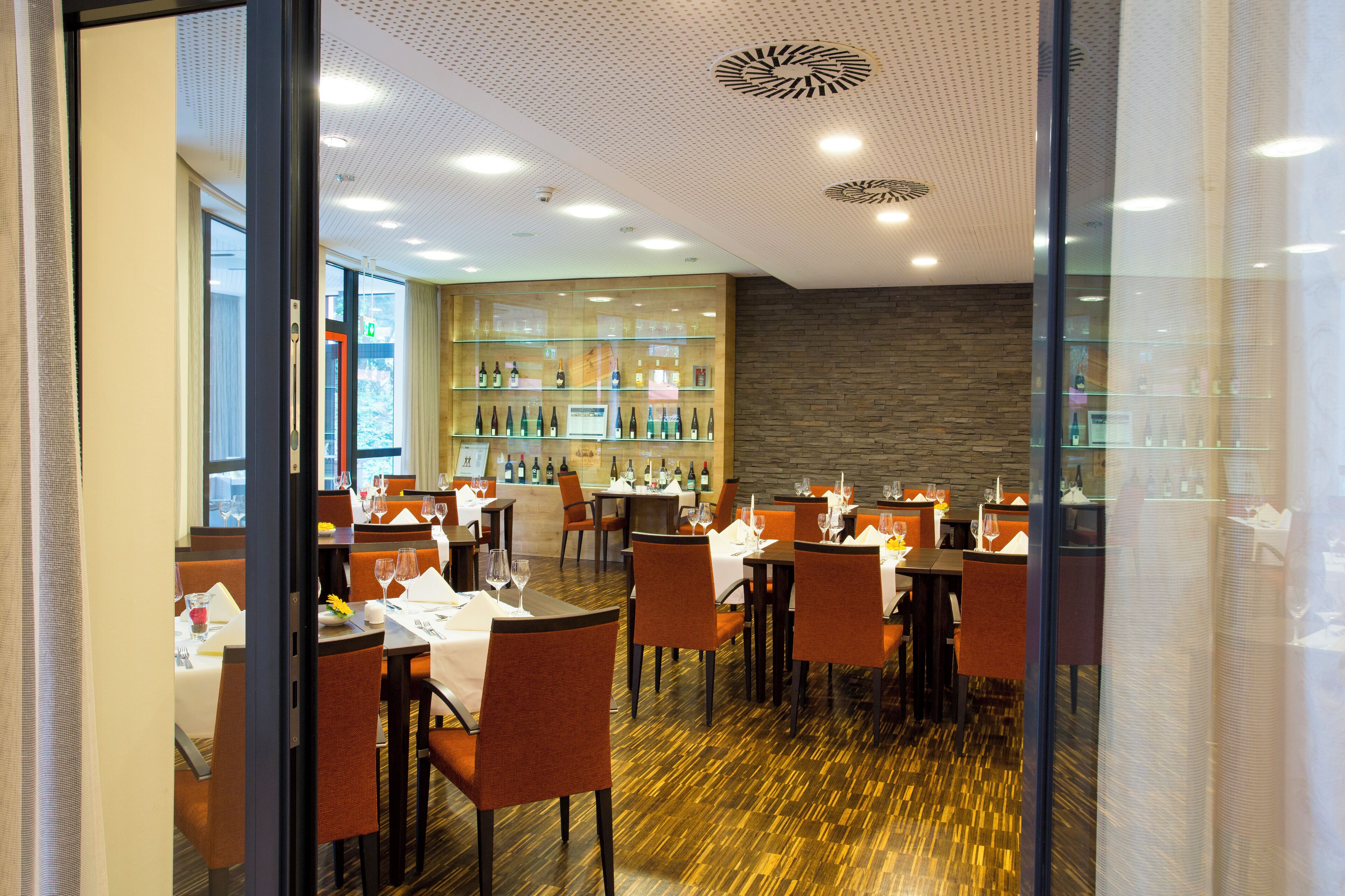 2 من المطاعم، حيث تُقدم وجبات الإفطار، الغداء، العشاء، الأطباق الألمانية