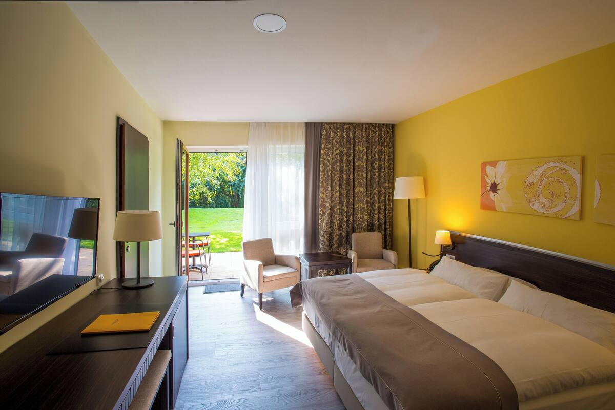 comfort room, non smoking | 1 bedroom, minibar, in-room safe, desk