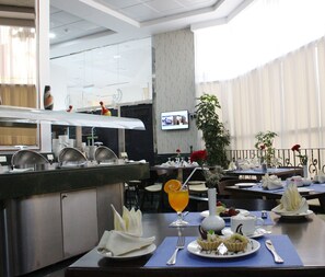 3 間餐廳，供應早餐、午餐和晚餐，國際料理