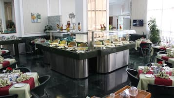 3 間餐廳;供應早餐、午餐、晚餐;多國菜