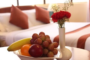 A fruit bowl with grapes, an apple, and a banana on a table in a hotel room. - Al Diar Dana Hotel (Abu Dhabi)