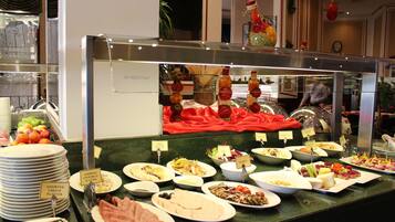 Desayuno continental diario (AED 50 por persona)