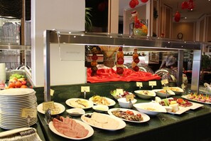Daily continental breakfast (AED 50 per person)