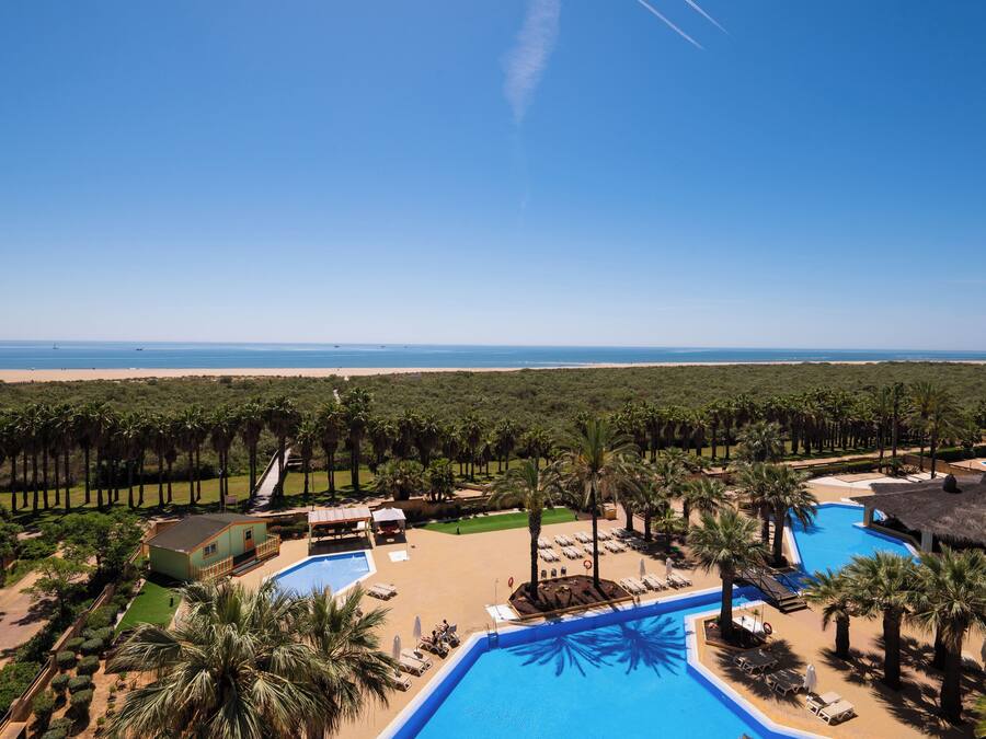 Een binnenzwembad, parasols voor strand/zwembad