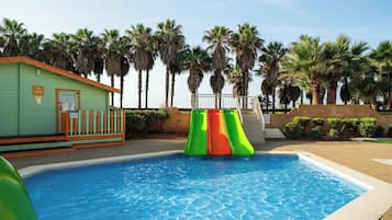 Een binnenzwembad, parasols voor strand/zwembad