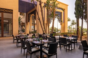 2 restaurantes; se sirven desayunos, almuerzos, cenas y cocina española 