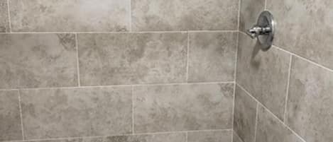 Douche, séchoir à cheveux, serviettes fournies