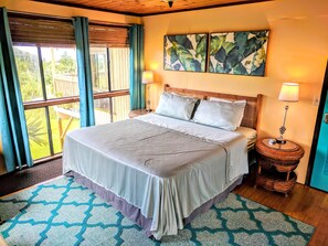 King Private Room with Ocean Views | Individually decorated, individually furnished, free WiFi, bed sheets - Hamakua Guesthouse (Pepeekeo)