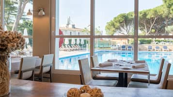 Se sirven desayunos y almuerzos; cocina mediterránea; junto a la piscina