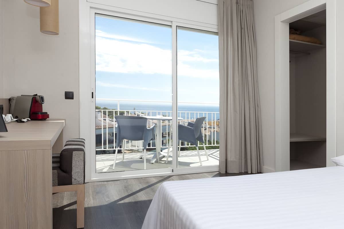 minibar, in-room safe, desk, soundproofing