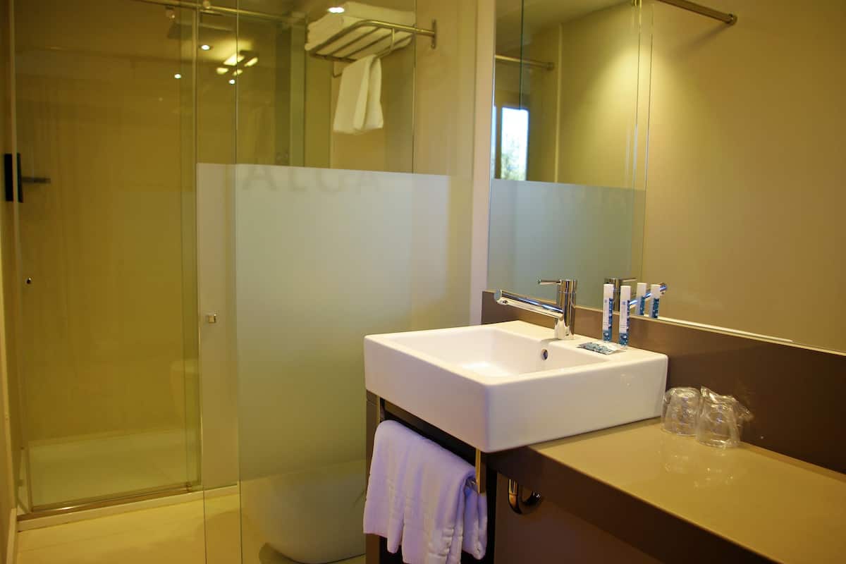 Combined shower/bathtub, deep-soaking bathtub, free toiletries