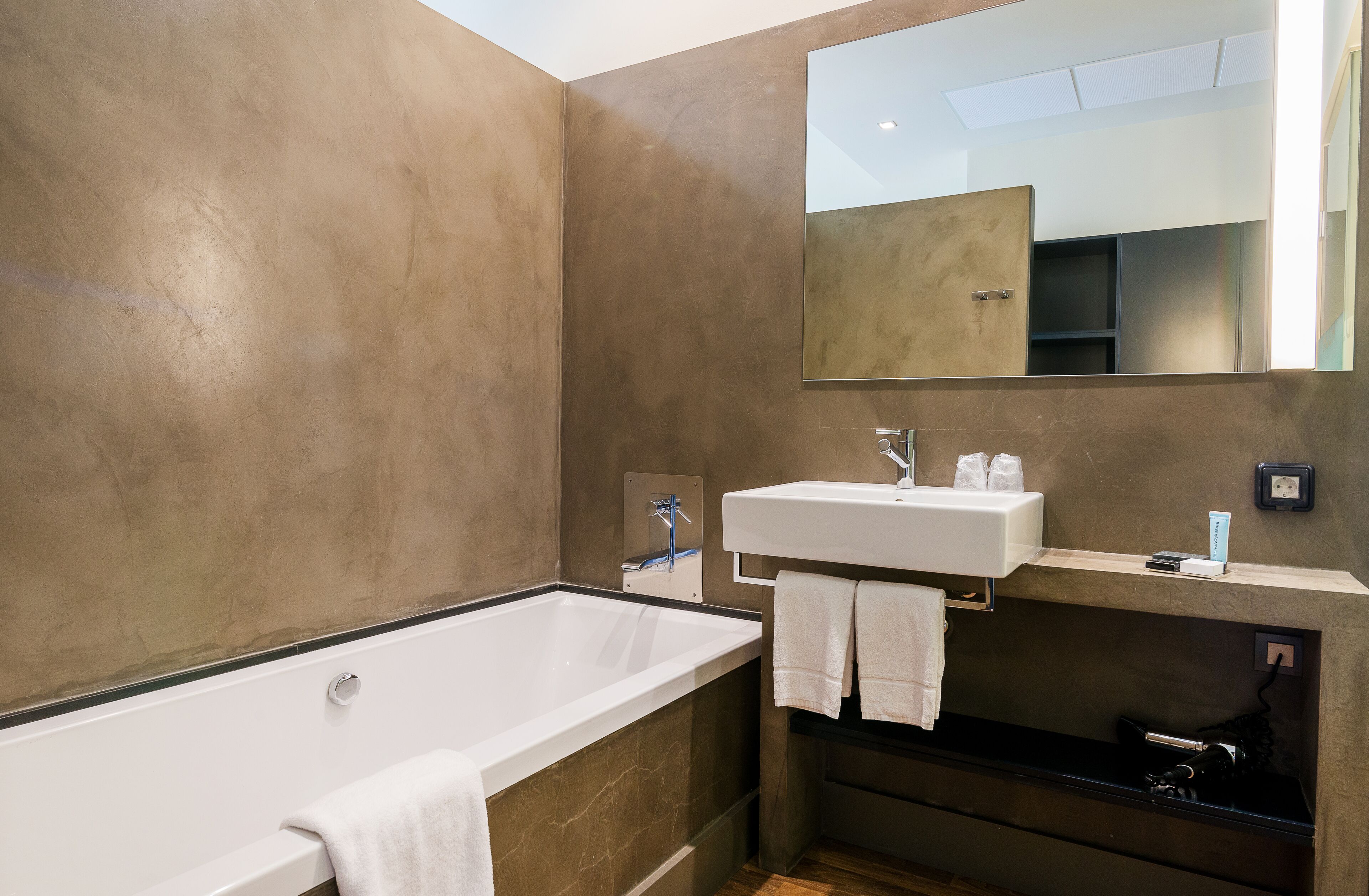 premium room, 2 adults | bathroom | combined shower/bathtub, deep-soaking bathtub, free toiletries