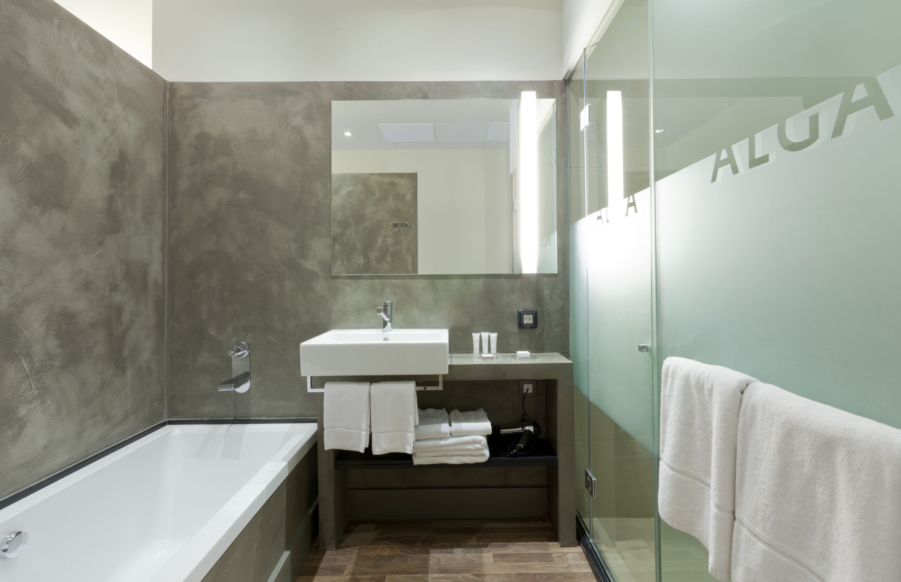 combined shower/bathtub, deep-soaking bathtub, free toiletries