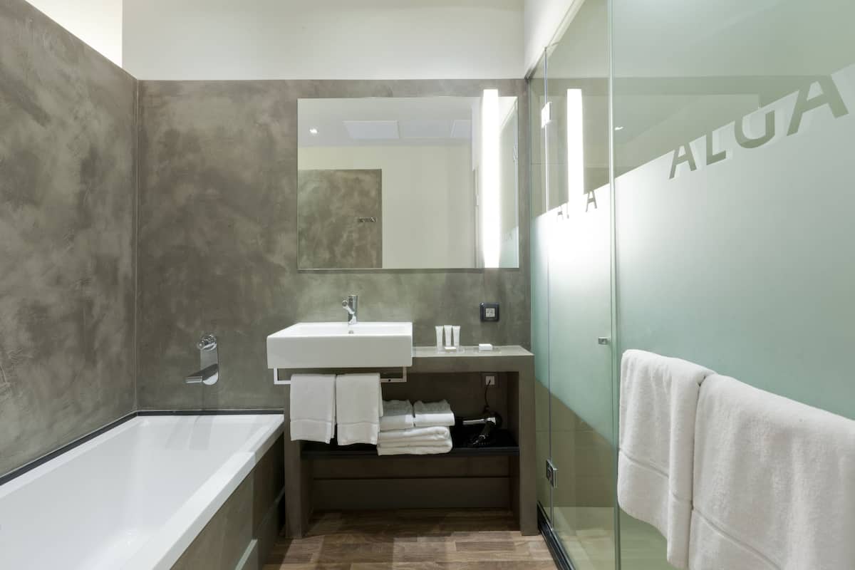 Combined shower/bathtub, deep-soaking bathtub, free toiletries