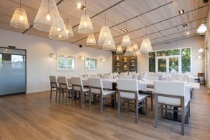 Petit déjeuner, déjeuner et dîner servis sur place, vue sur la piscine