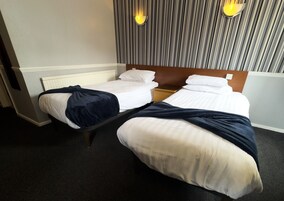 Habitación triple, baño privado (with shower over bath)