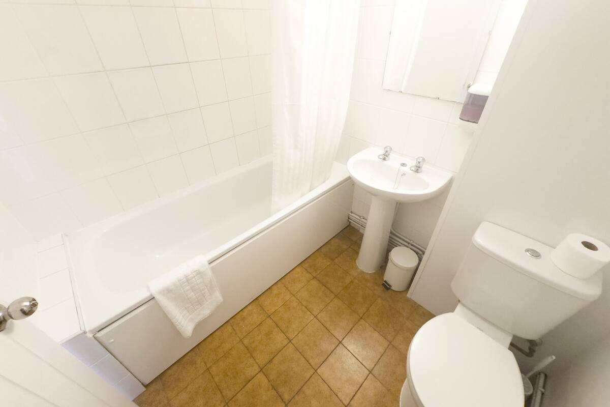 Standard Double Room, Ensuite (with shower over bath) | Bathroom