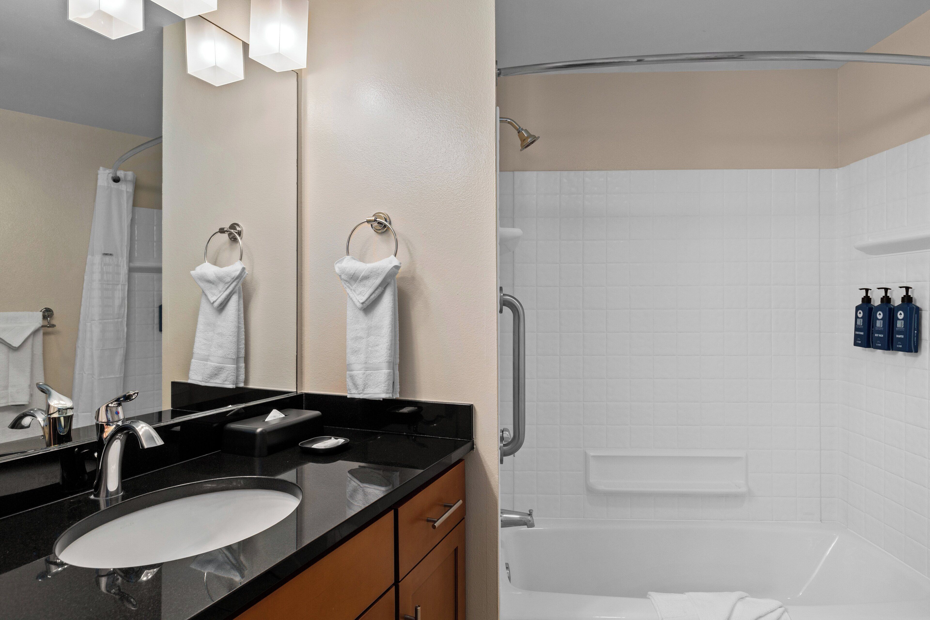 deluxe condo, 3 bedrooms, non smoking, courtyard view | bathroom | shower, free toiletries, hair dryer, towels